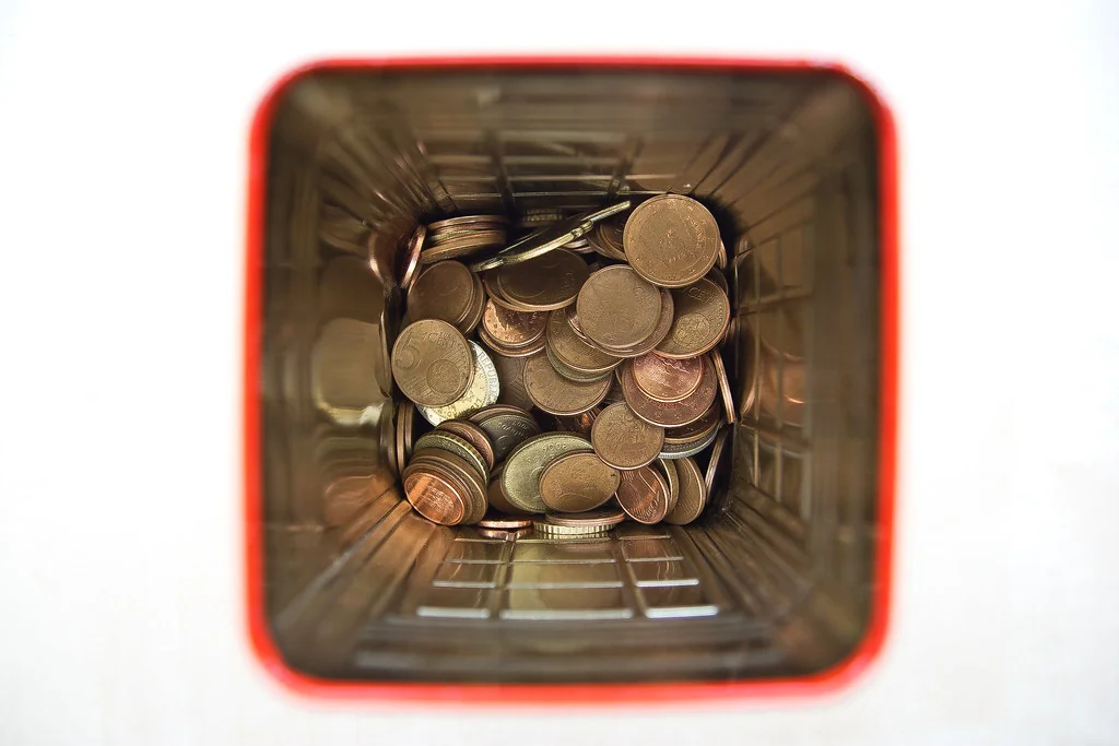 Hucha con monedas — Fondo de emergencia