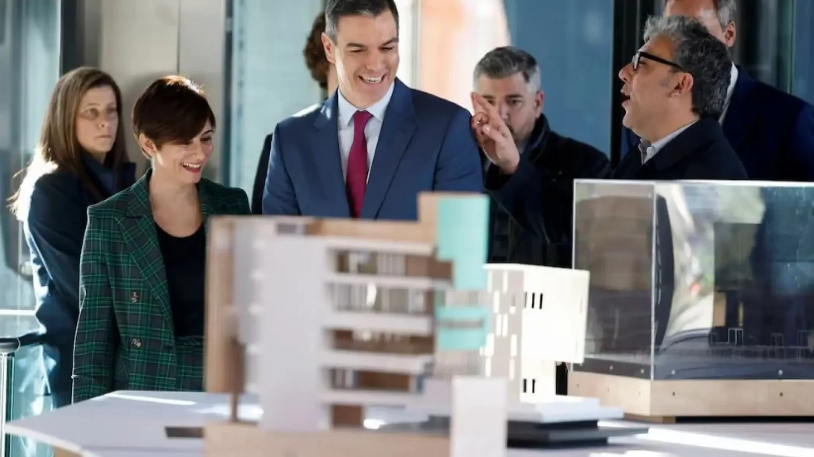 Pedro Sánchez y la ministra de Vivienda, Isabel Rodríguez, ante una maqueta de viviendas