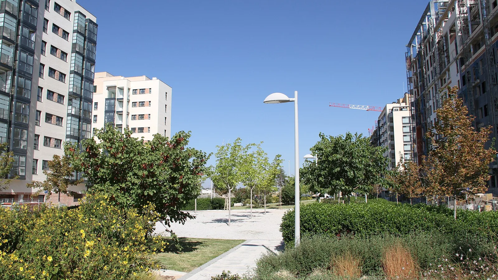Bloques de viviendas nuevas junto a un parque en Valdebebas, Madrid