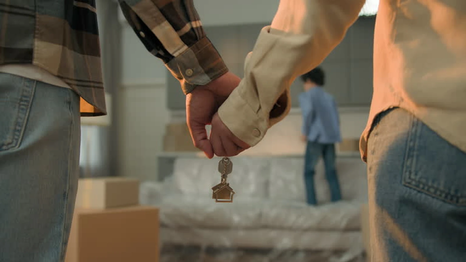 Pareja con llaves de su primera vivienda